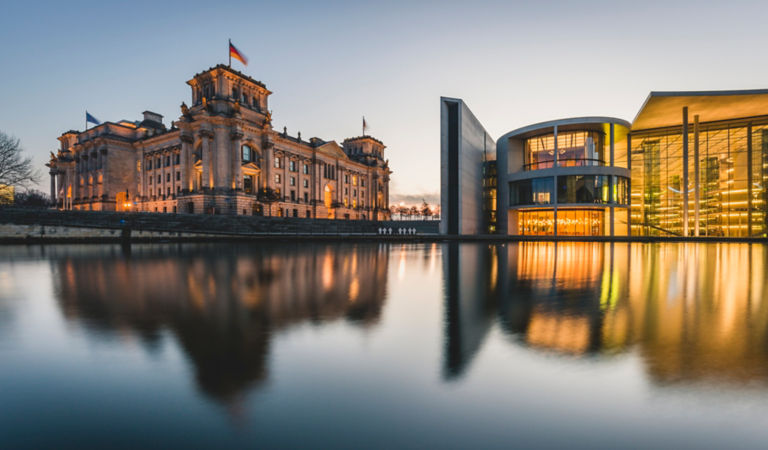 Deutschland, Berlin, Blick vom Marie-Elisabeth-Lüders Haus über die Spree auf den Reichstag und Paul-Löbe-Haus bei Sonnenuntergang