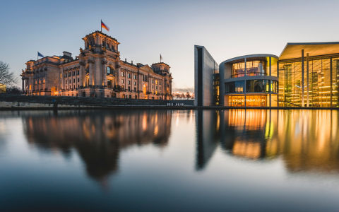 Deutschland, Berlin, Blick vom Marie-Elisabeth-Lüders Haus über die Spree auf den Reichstag und Paul-Löbe-Haus bei Sonnenuntergang