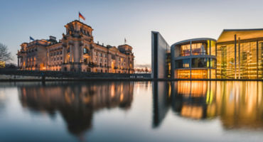 Deutschland, Berlin, Blick vom Marie-Elisabeth-Lüders Haus über die Spree auf den Reichstag und Paul-Löbe-Haus bei Sonnenuntergang