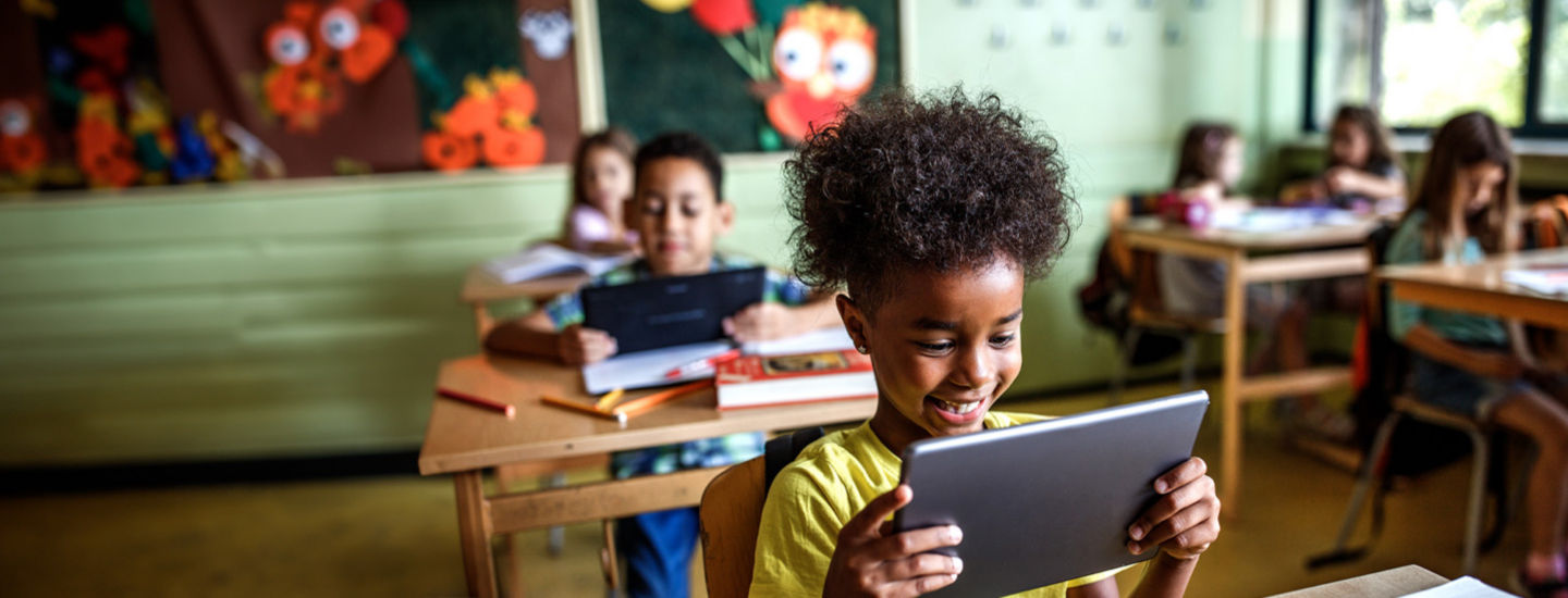 girl-with-ipad-1337570139-social-1440x550-v1