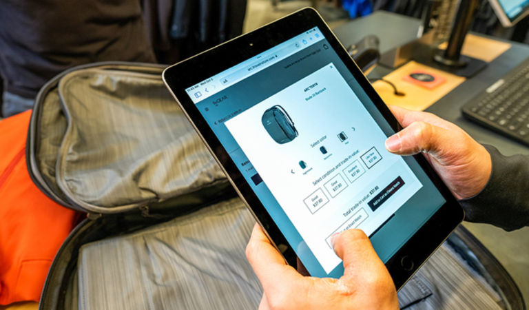 human-with-tablet-800x660