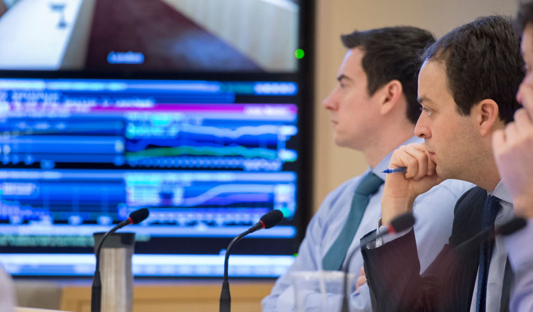 latest-men-thinking-with-screen-wmc-dsc7970-