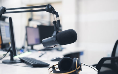 podcasts mic stand and headphones