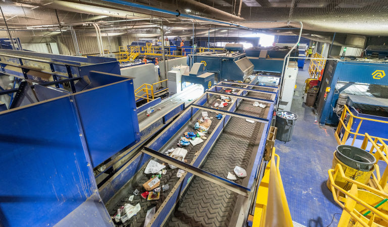 robots-sortin-recyclying_amp_image