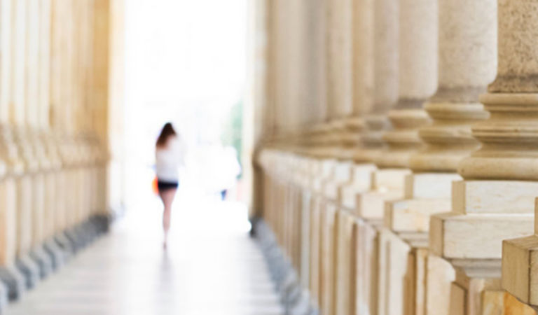 white museum pillers