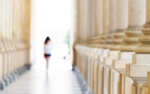 white museum pillers